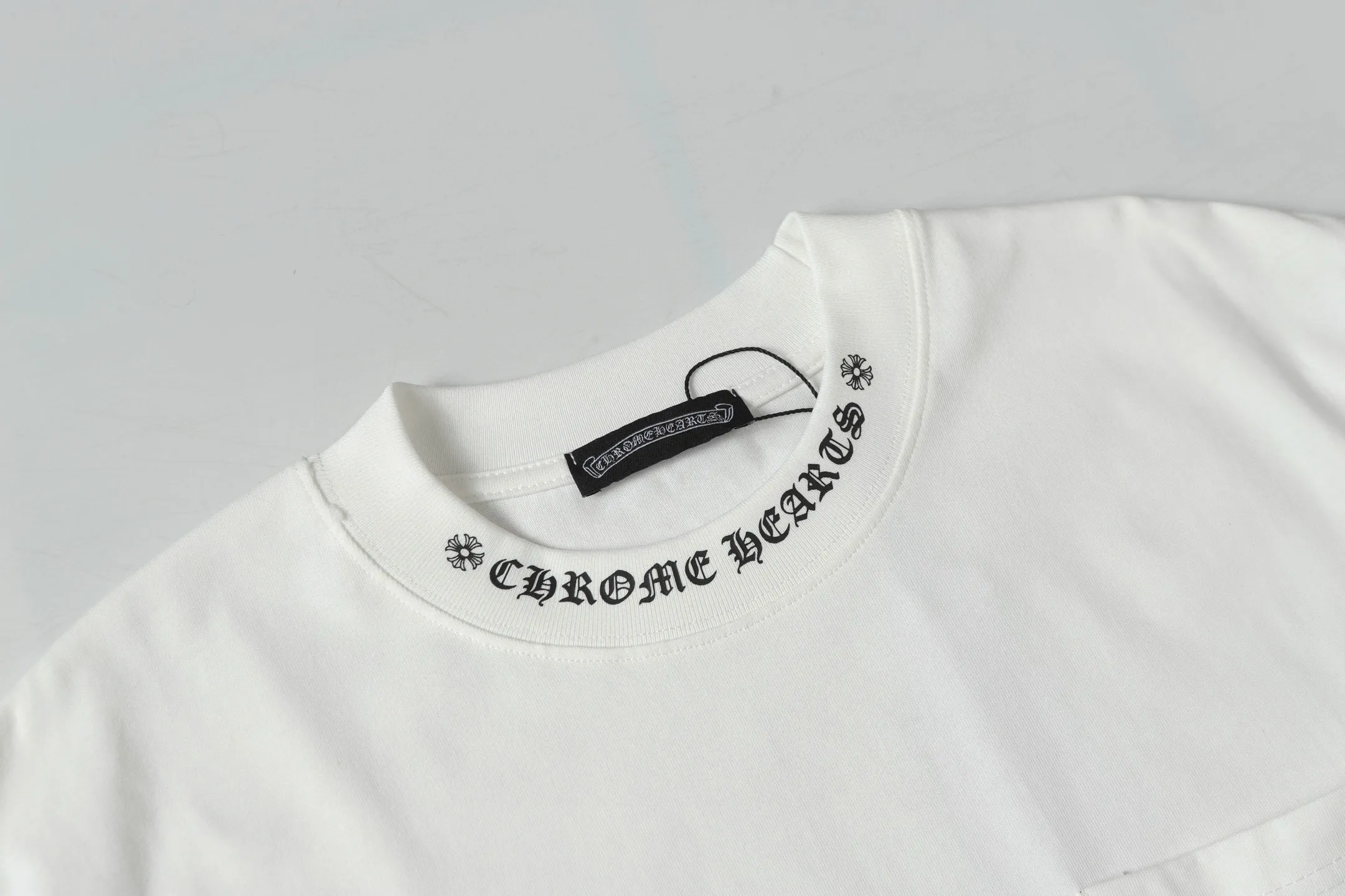 🅿️170 Chrome hearte/Chrome heart ch 25ss early spring new Sanskrit logo pocket short sleeves. A must-have item for daily commuting for men and women in light luxury. The correct version is welcome to compare. Detailed features ·280g 100% cotton double yarn jersey fabric ·Custom-dyed in the same cylinder, special thickened 32 counts double-strand 1x1 thread ·Double-needle cross-stitch technology ·Original main mark washed hangtag COLOUR: black white SIZE：xs s m l